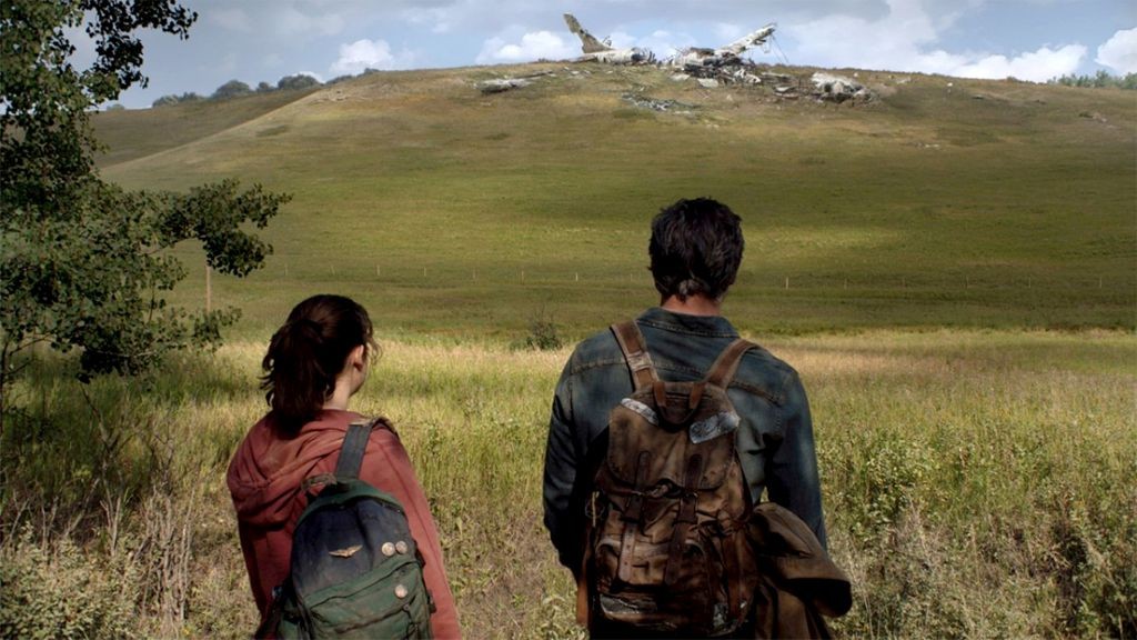 Am Anfang der Folge begleiten wir Joel und Ellie bei ihrer Reise durch die Natur, die beiden betrachten ein Flugzeugwrack aus der Ferne. (Quelle: HBO)