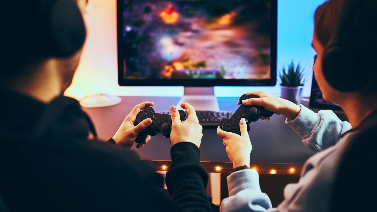 Paar sitzt vor einem Fernseher und spielt ein Videospiel