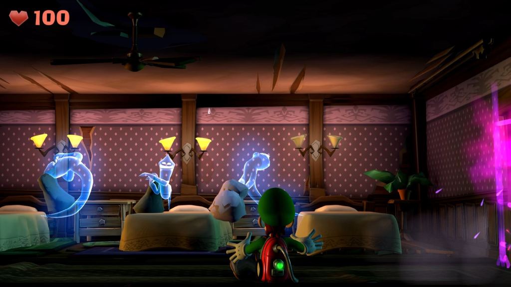 Luigi's Mansion 2 HD Screenshot: Luigi erschreckt sich vor drei Geistern bei der Kissenschlacht.