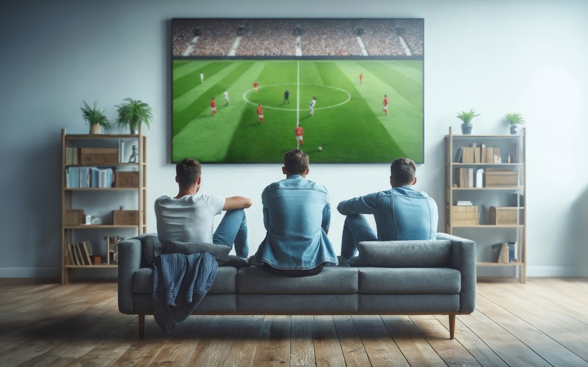 Fernseher an Wand und Menschen gucken Fußball