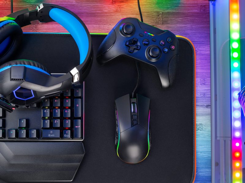 Bunte Gaming-Hardware mit LED-Lichteffekten