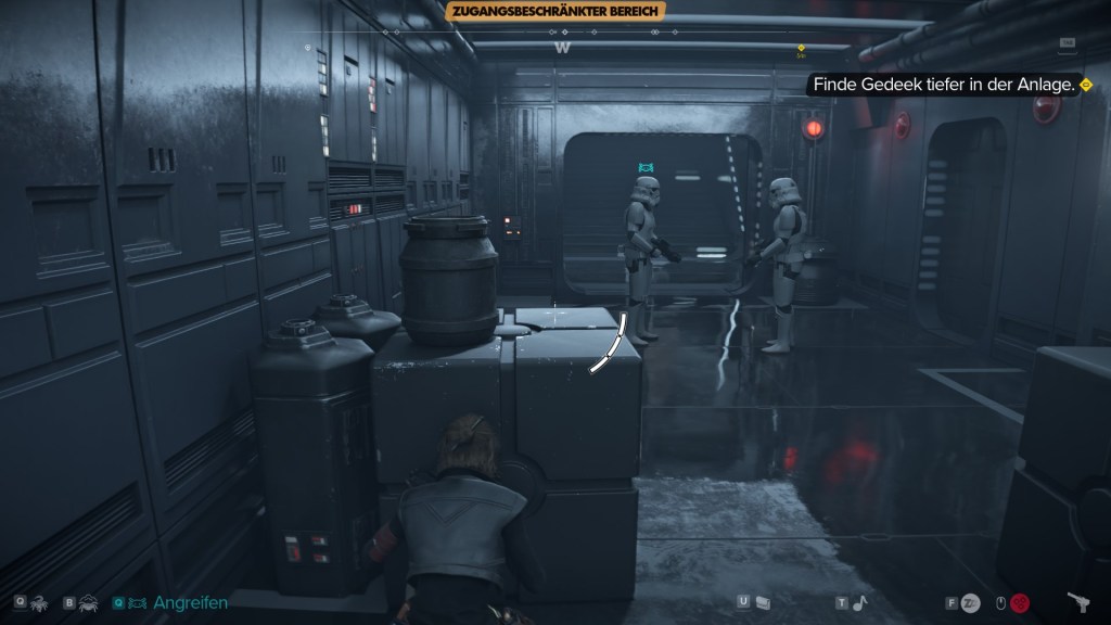 Screenshot aus Star Wars Outlaws. Protagonistin Kay versteckt sich hinter einer Kiste und beobachtet zwei Sturmtruppler.