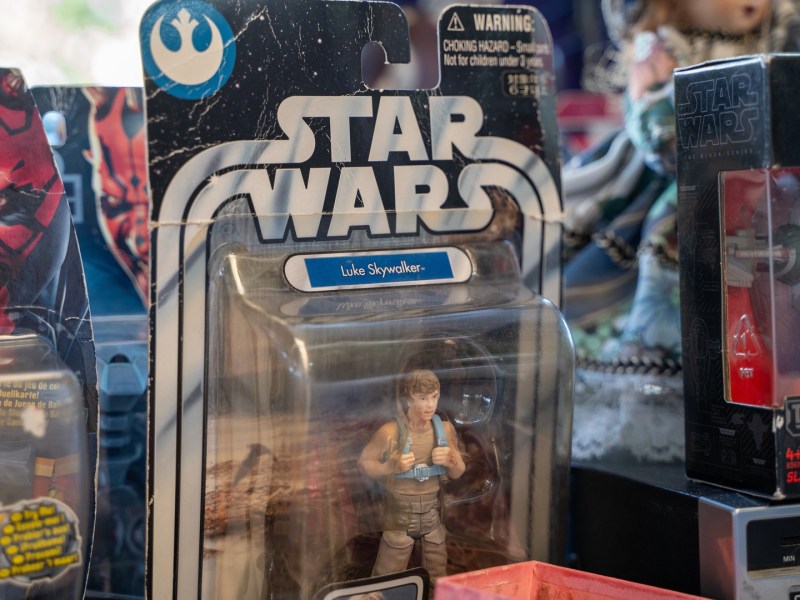 Star Wars Figuren auf einem Flohmarkt