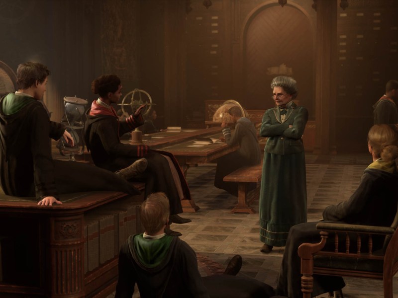 Screenshot aus Hogwarts Legacy. Zu sehen ist eine Schulklasse und eine Professorin.