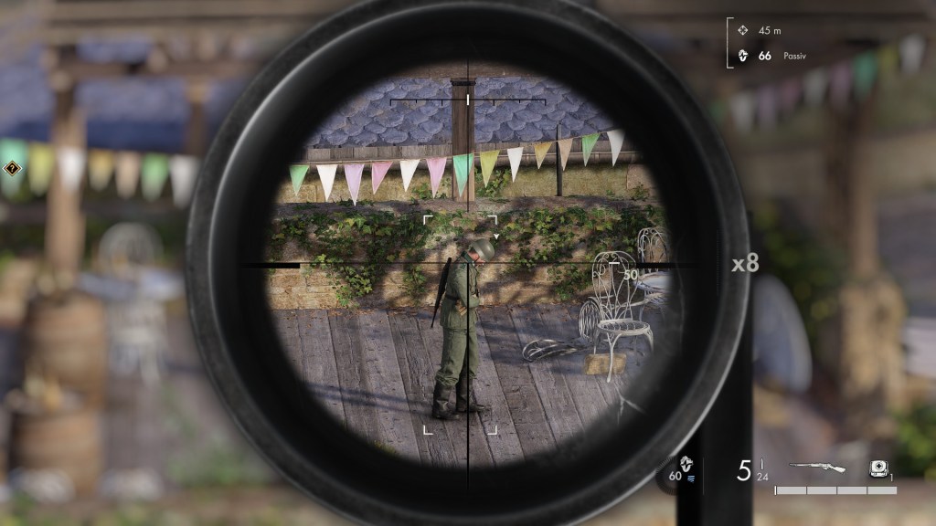 Screenshot aus dem Test von Sniper Elite Resistance. Zu sehen ist der Blick durch ein Scharfsch&uuml;tzenvisier auf einen Feind, der gerade einen Apfel isst.
