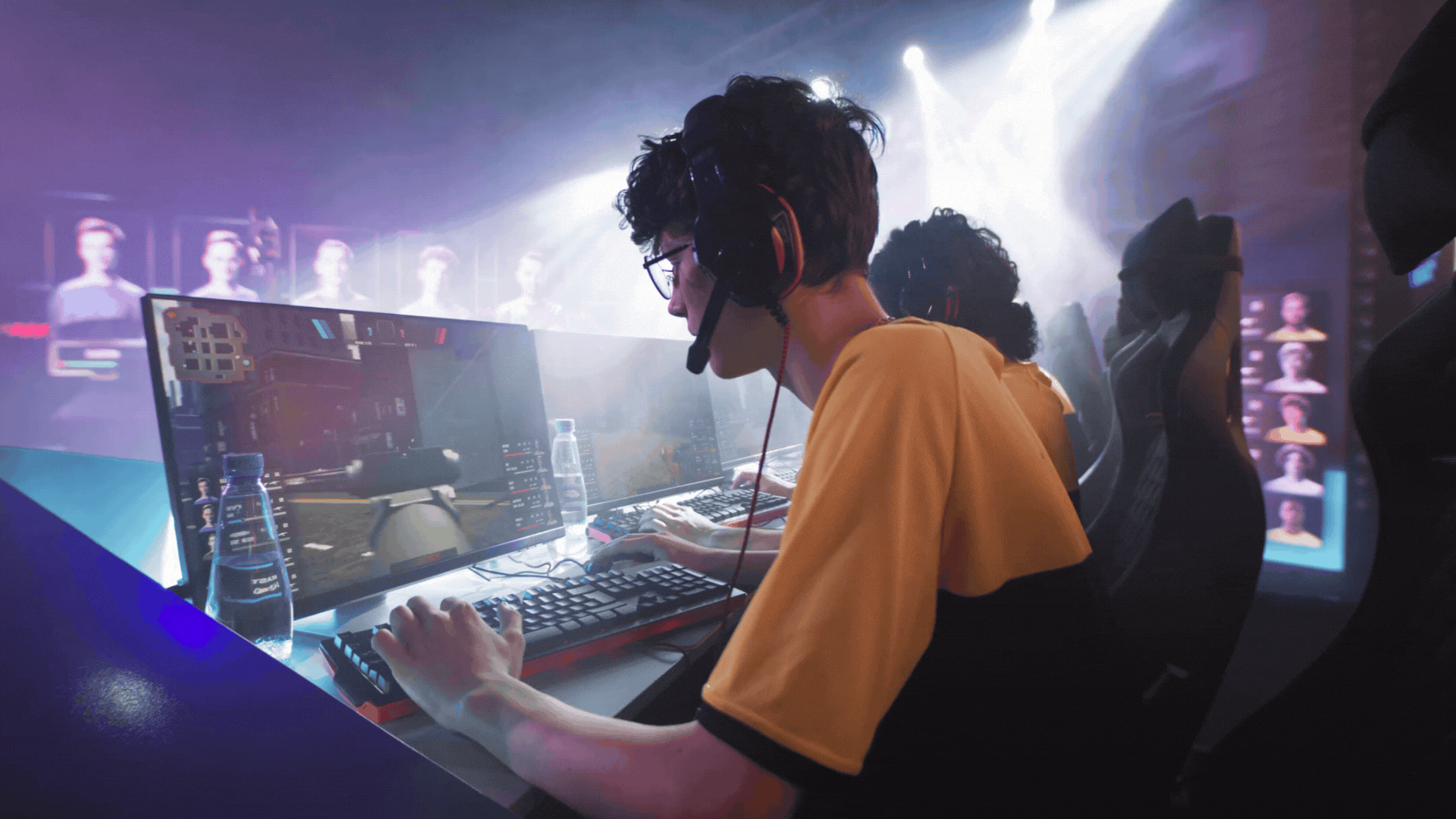 Zwei Jungs die bei einem E-Sports Event energisch an PCs spielen