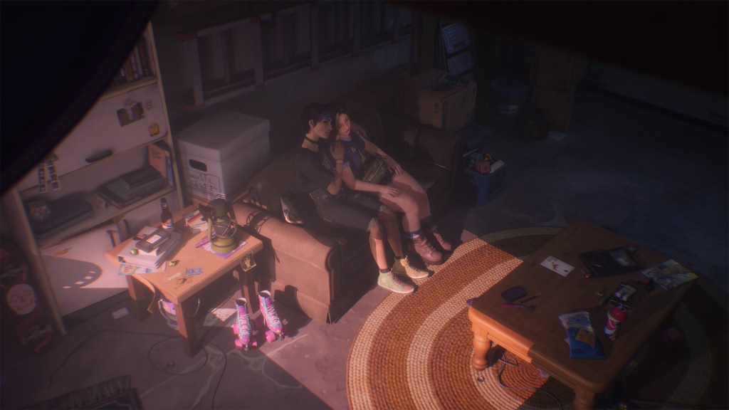 Screenshot aus Lost Records: Tape 2 Rage. Zu sehen sind Nora und Swann sitzend auf dem Sofa in Noras Garage.