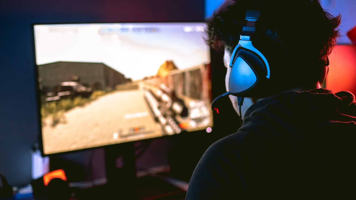 Person nutzt Gaming-Monitor