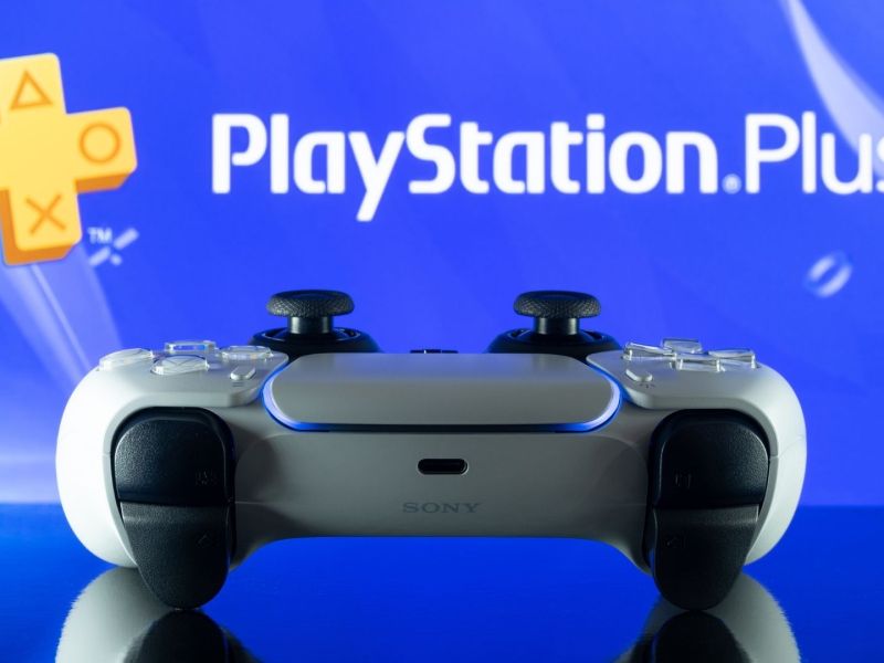 PlayStation Plus-Logo und PS-Controller