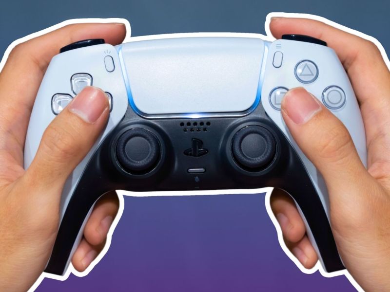 Person hält einen DualSense-Controller