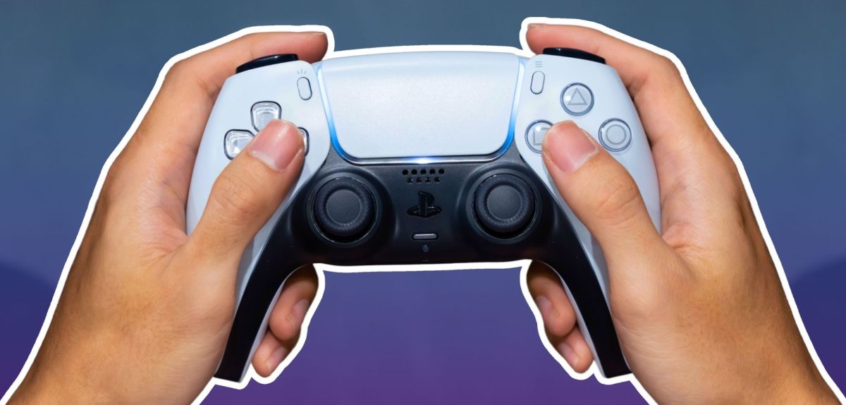 Person hält einen DualSense-Controller