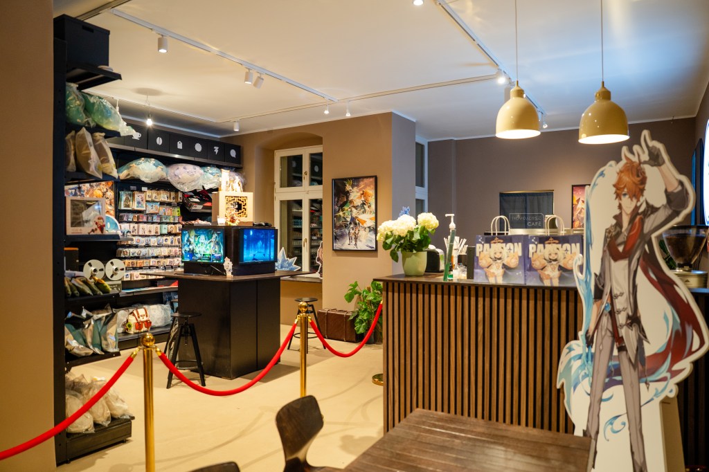 Das Hoyoverse Café lockt nicht nur mit leckeren Drinks, sondern auch einer Gaming-Ecke und viel Merch.