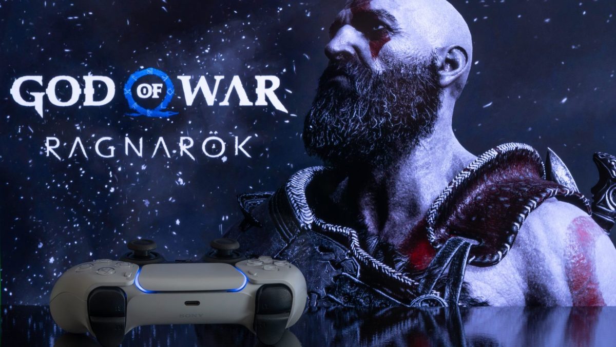 God of War Ragnarök und ein PlayStation-Controller