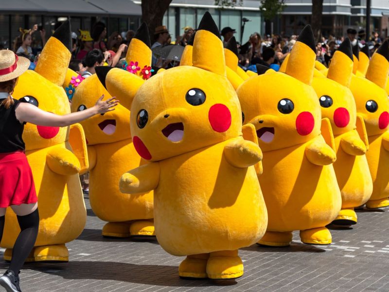 Pikachus tanzen in einer Reihe